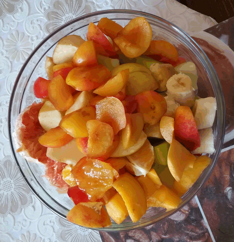 Плодова салата с диня, пъпеш, банани, портокали и други плодове